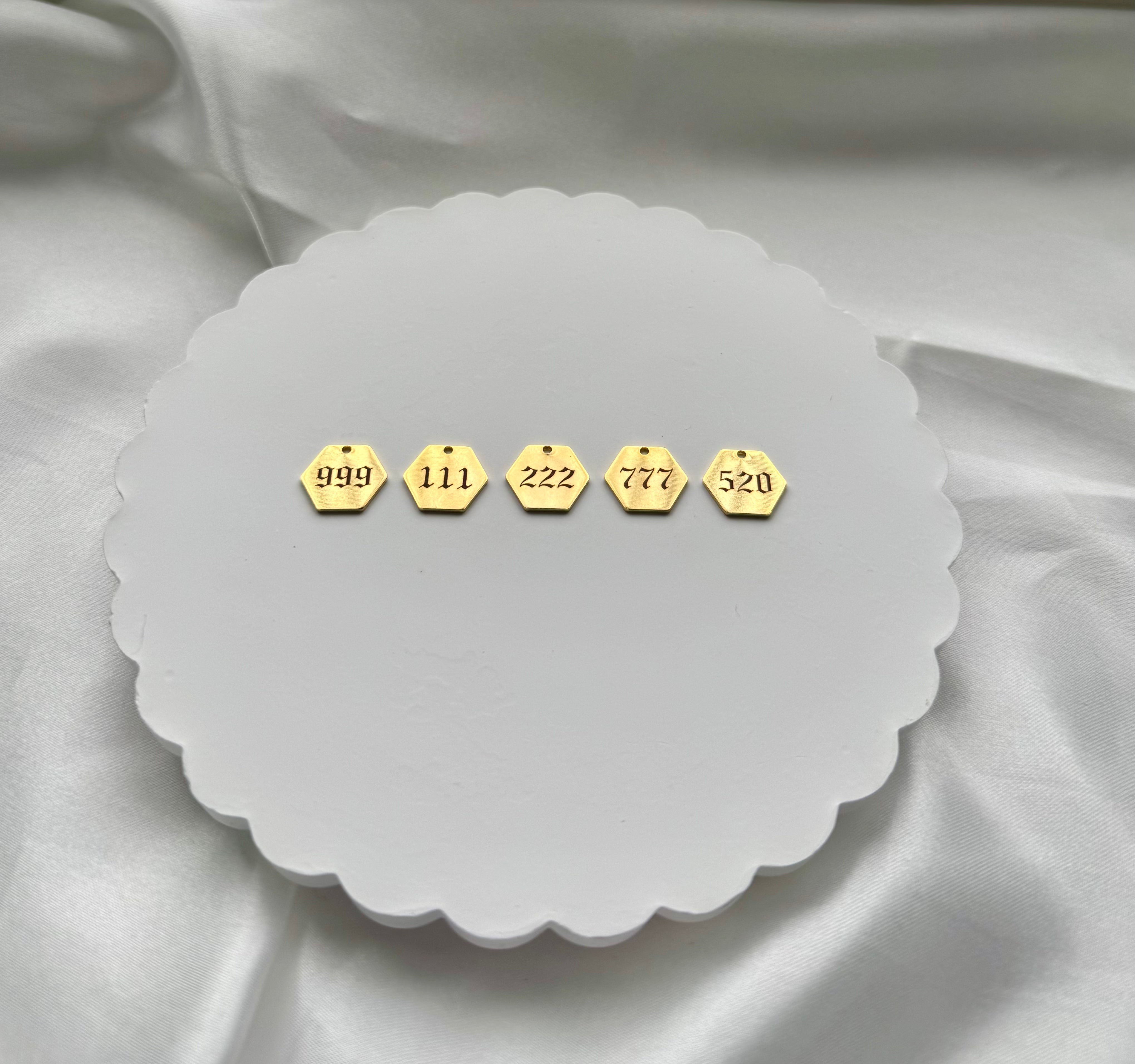 Angel Numbers - Personalisierbare Kettenanhänger| 24K vergoldet